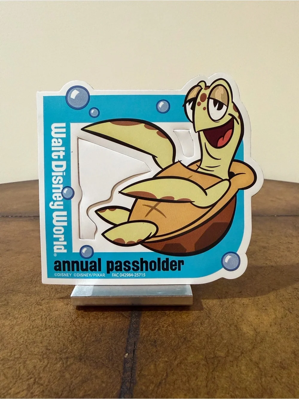 BRAND NEW AUTHENTIC DISNEY ANNUAL PASSHOLDER CRUSH FROM FINDING NEMO MAGNET